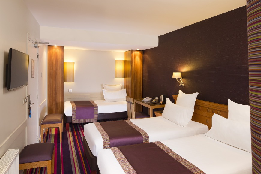 What Is an Adjoining Hotel Room?